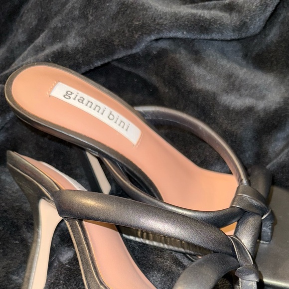 Gianni Bini Black Square Toe Sandals with V-Strap - Picture 11 of 11